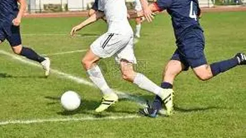 永川校园楼顶足球场亮相，开启空中运动新体验